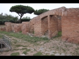 04674 ostia - regio i - insula xvi - caseggiato (i,xvi,2) - via delle terme del mitra - re - treppe - korridor - bli ri nordosten - 09-2023.jpg